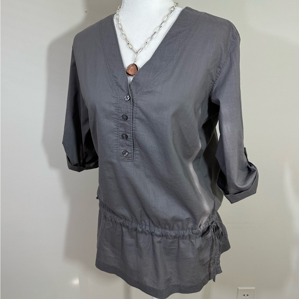 Merrell sz med top gray/green drawstring waist Tab and button roll up sleeve